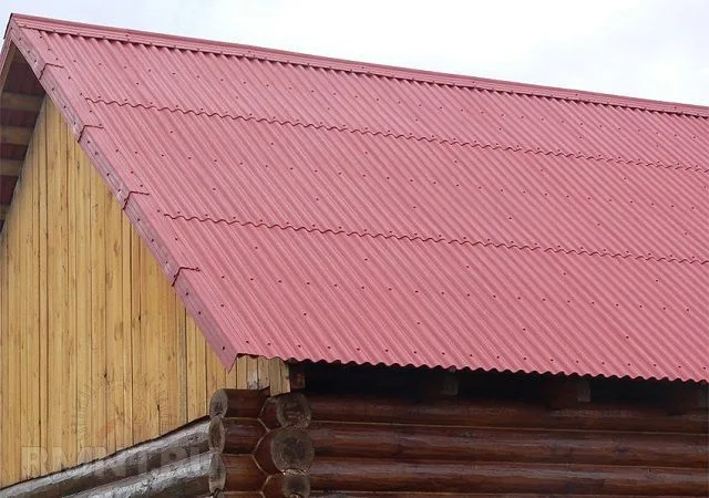 Кровельные работы с использованием полимерного шифера вполне можно выполнить собственными силами
