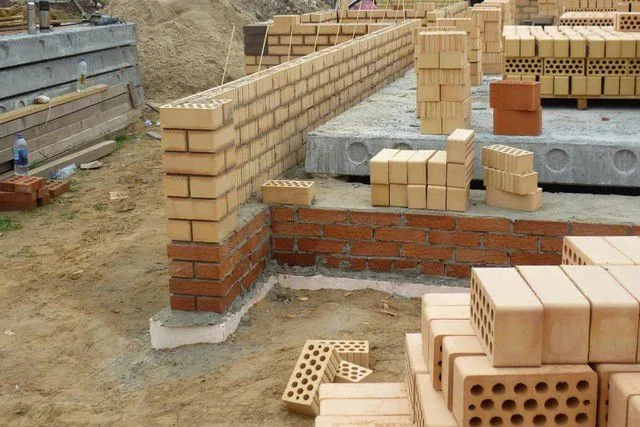Массивные кирпичные стены потребуют надежного основания в виде сплошной ленты фундамента