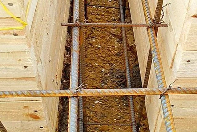 Опалубка смонтирована на всю высоту фундаментной ленты