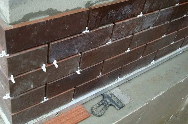 Ровность первого ряда обеспечивается идеально выставленным стартовым профилем, а дальнейшая кладка ведется с соблюдением единого размера межплиточных швов и постоянно контролируется уровнем