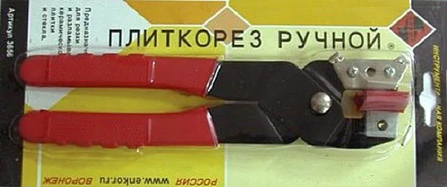 Простейший ручной плиткорез, который, однако, может и не справиться с качественным раскроем толстой керамической плитки