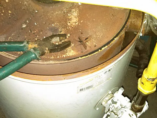 Снять фиксаторы можно с помощью плоскогубцев