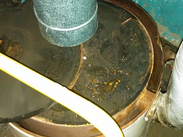Под крышкой все буквально забито сажей