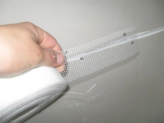 Большинство профессиональных мастеров-отделочников отказалось от применения стекловолоконной сетки для армирования швов – есть более удобные и надежные материалы