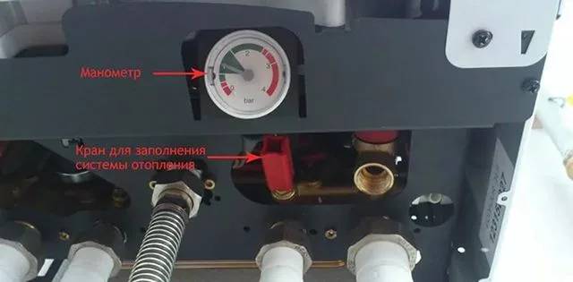 Кран заполнения и подпитки компактных котлов обычно находится снизу корпуса. Там же наблюдается манометр и выход аварийного клапана