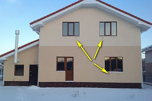 Наружные решетки принудительных приточных клапанов нисколько не портят внешнего вида фасада здания