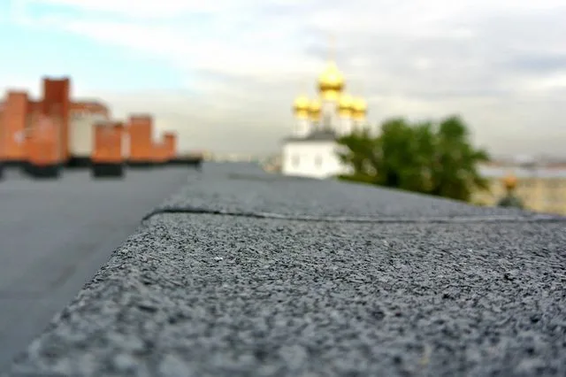 Крупнозернистое минеральное покрытие отлично подходит для всех видов кровель.