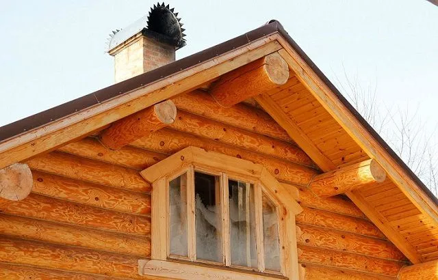 Выступающие концы прогонов (слег) становятся отличным основанием для обустройства фронтонного кровельного свеса