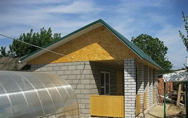 Двускатная кровля линия конька которой смещена относительно продольной оси здания