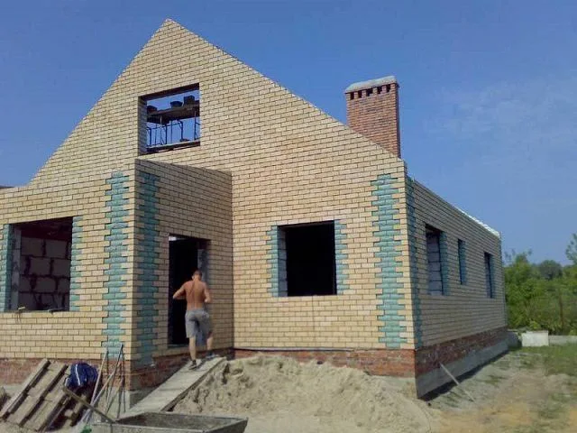 Фронтон, возводящийся до начала работы над стропильной системой крыши