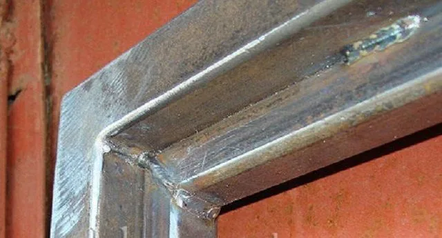 Рама каркаса калитки, сваренная из профильных труб двух размеров: 40×40 и 20×20 мм, что позволяет произвести фиксацию профлиста изнутри – снаружи крепежные элементы будут не видны.