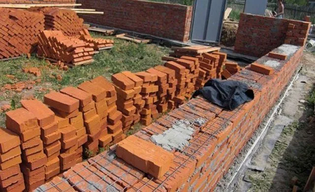 Установка армирующей сетки в междурядье кирпичной кладки.