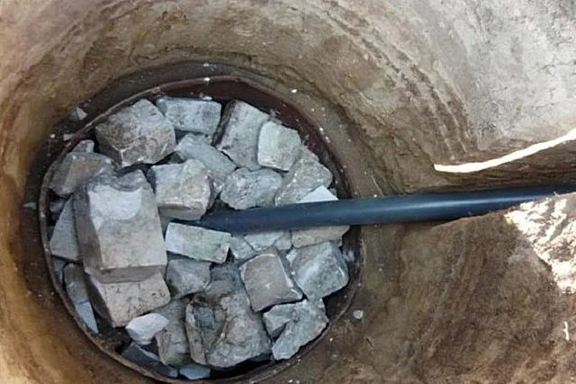 Простейший дренажный колодец, например, для сбора отработанной воды из бани или кухни
