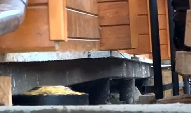 Под воздействием нагрузок прогнулась рама обвязки свайного фундамента – скорее всего, это результат неправильного определения характеристик грунта или неверно выбранных и установленных винтовых свай