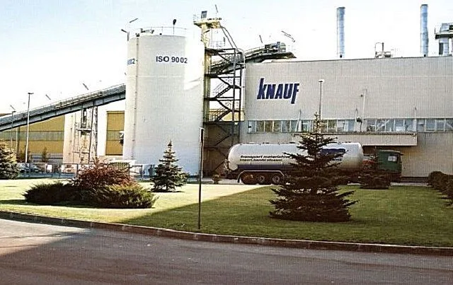 Производственные мощности «Knauf» размещены во многих странах, и продукция – постоянно востребована. На снимке – завод в городе Красногорске
