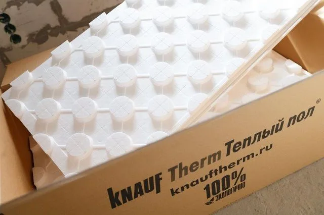 «Knauf Therm Теплый пол» – очень удобный материал, так как помимо создания требуемой термоизоляции он существенно облегчает укладку контуров труб водяного подогрева пола