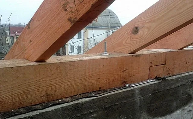 Желательно, чтобы брус мауэрлата все же был несколько уже стены – чтобы оставался с обеих сторон отступ не менее 50 мм.