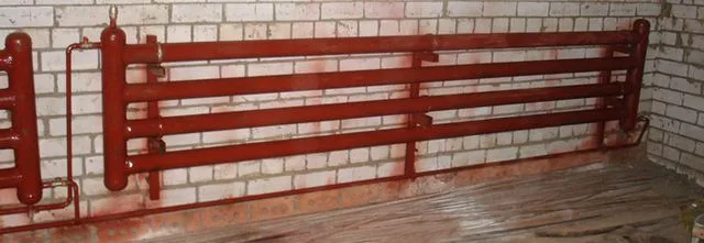 В отличие от показанного выше варианта, у этого регистра с обеих сторон расположены вертикальные коллекторы. Движение теплоносителя осуществляется параллельными потоками по всем трубам сразу.