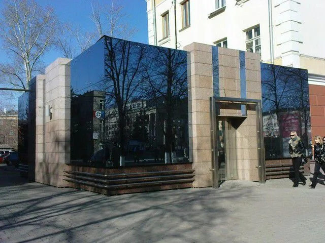 Стеклянные панели смотрятся необычно, но в частном строительстве они применяются нечасто