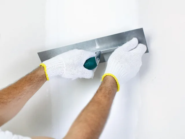 Процесс нанесения гипсовой шпатлевки Perel Plaster Wall 