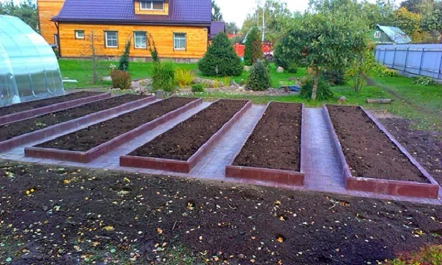 Дорожки, выложенные тротуарной плиткой – надежно, но несколько, все же, «тяжеловато»