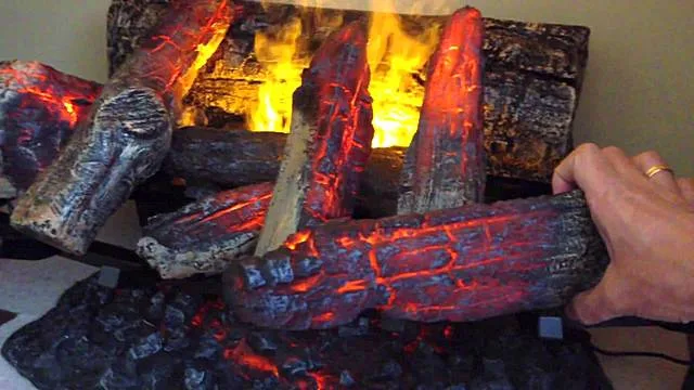 Жутковатое зрелище – горящее полено в руке! Не страшно – это лишь имитация огня, но насколько достоверная!