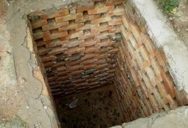 Вариант ямы со стенками из прореженной кирпичной кладки