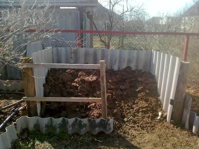 Вполне приличные компостные ямы получаются со стенками из гладкого или волнового шифера.