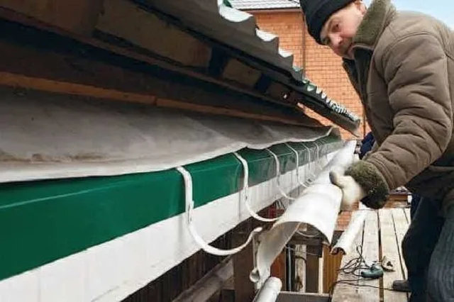Монтаж водостоков на кровельной системе с выходящей на карнизный свес гидроизоляционной пленки