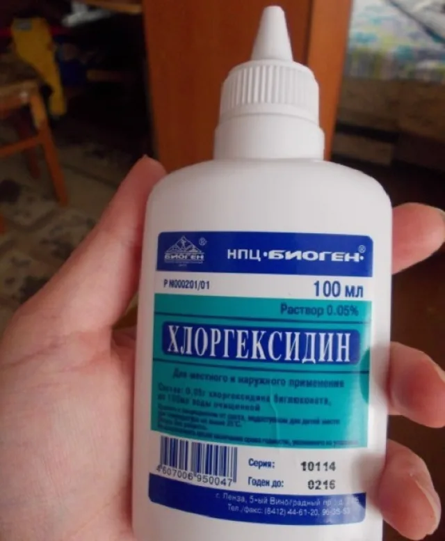 Для промывки дренажного канала хорошо подойдет аптечный раствор хлоргексидина