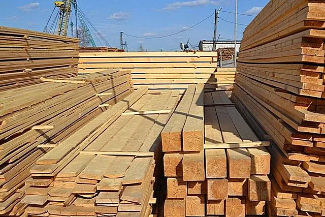 В большинстве регионов страны приобретение пиломатериалов не является сколь-нибудь серьезной проблемой. Причем, для забора не требуется каких-либо «элитных сортов», то есть затраты на материал могут быть вполне умеренными