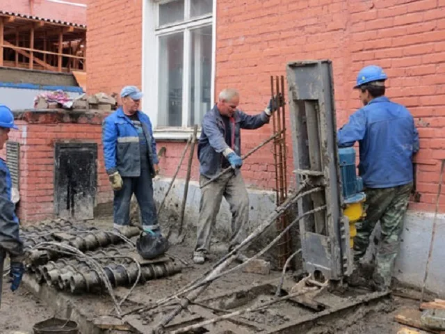 Буронабивной способ – пробуренные скважины армируются и заполняются бетоном, после застывания которого превращаются в сваи.