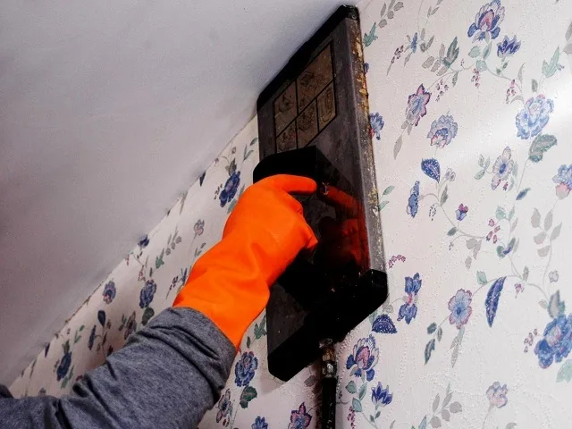  Удаление обоев с помощью отпаривателя.