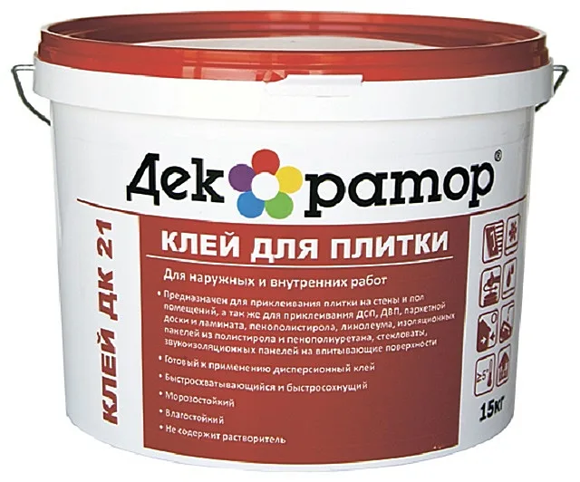 Ведро с дисперсионным акриловым плиточным клеем, готовым к применению.