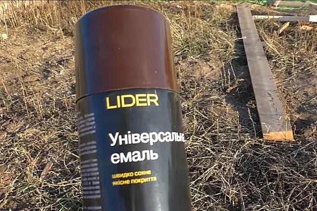 Под рукой всегда желательно иметь баночку или аэрозольный баллон с краской нужного цвета - все дефекты можно устранять прямо по ходу работы