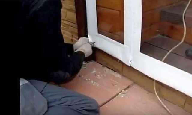 На данном фото показан монтаж мягкого окна, при котором мастер с помощью ножа делает разрезы для одевания через них окна на скобы. Если это не «болезненная экономия» самих хозяев на люверсах, то гнать такого мастера!..