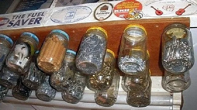 Стеклянные банки с резьбовыми металлическими крышками также могут выполнить роль хранилища для гвоздей, шурупов, саморезов, резьбового крепежа. Правда, стекло требует аккуратности в обращении.