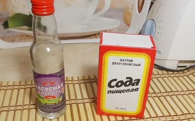 Реакция между обычной пищевой содой и уксусной кислотой помогает справиться с пятнами зеленки