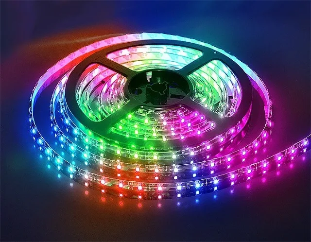 Многоцветные светодиодные ленточные светильники RGB.