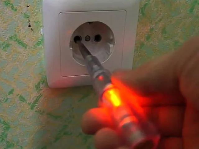 Почему в розетке две фазы