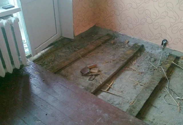 Весьма грязная и трудоемкая, но необходимая операция – демонтаж старого износившегося дощатого покрытия пола.