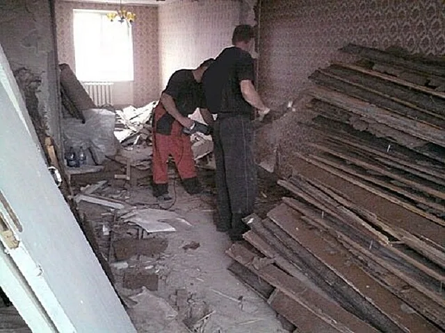 Отбраковка и очистка старых досок от гвоздей и мусора.
