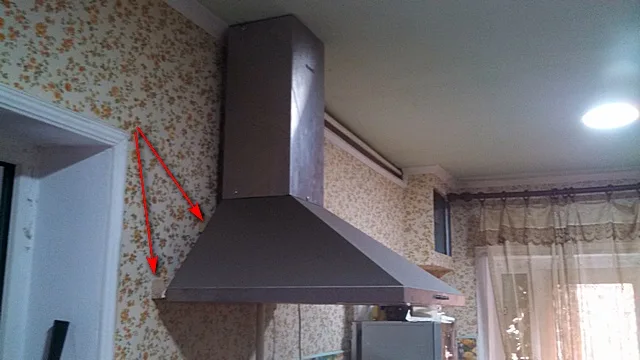 Вытяжка опирается на два бруса, закрепленные на стене. По брусу приклеена демпферная лента, которая практически полностью решила проблему мелкой вибрации.