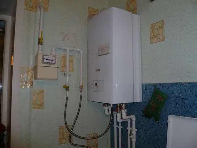 Некоторые хозяева решают вопрос и иначе — установкой автономного газового отопления в квартире.