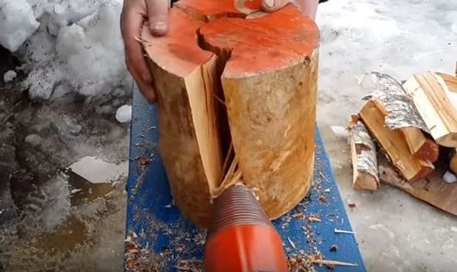 Дровокол в действии.