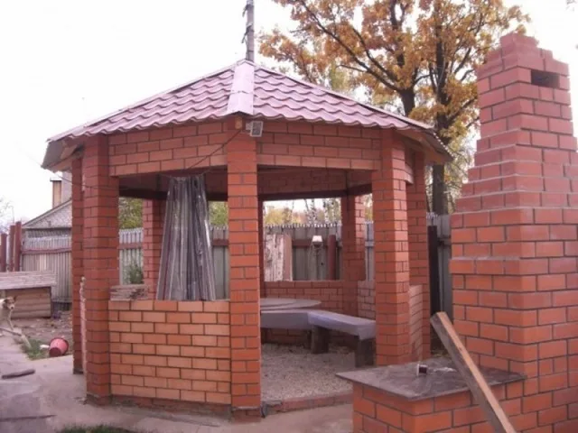  Открытая беседка из кирпича.