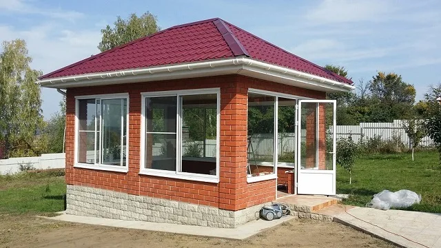 Закрытый вариант беседки