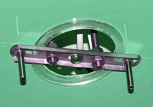Удерживаемая на шпильках монтажная планка, к которой будет закрепляться люстра.