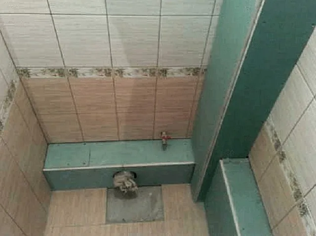 Короб, закрывающий сложное двустороннее расположение коммуникаций.