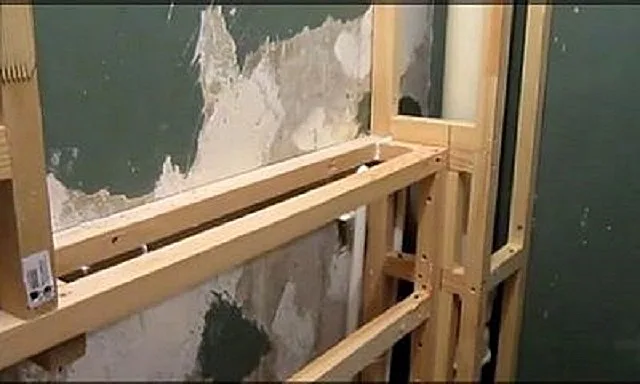 Каркас под обшивку короба пластиковыми панелями.